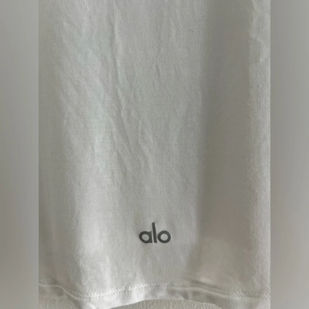 ALO Yoga Cropped tee - Picture 3 of 3